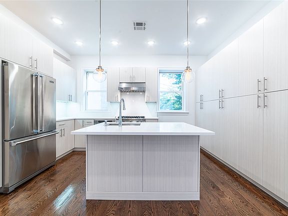 2nd image of 289 Pavonia Ave #2