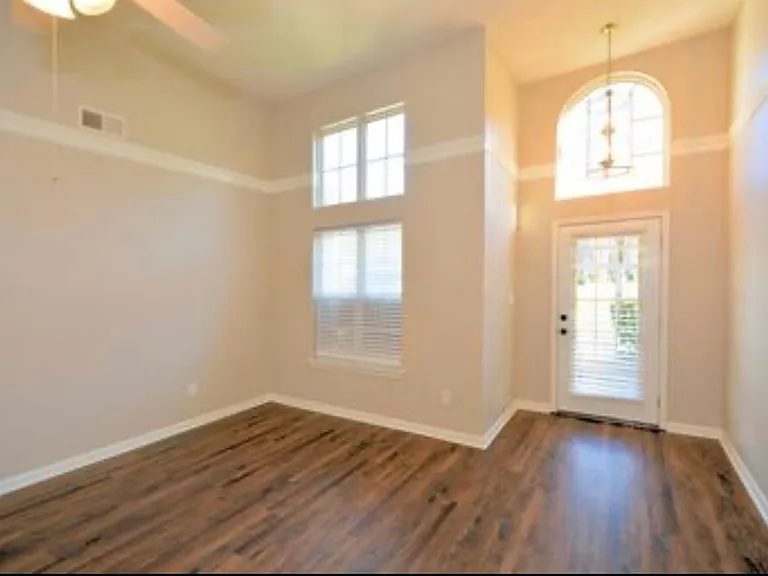 209 Lenox Ln — Photo 4