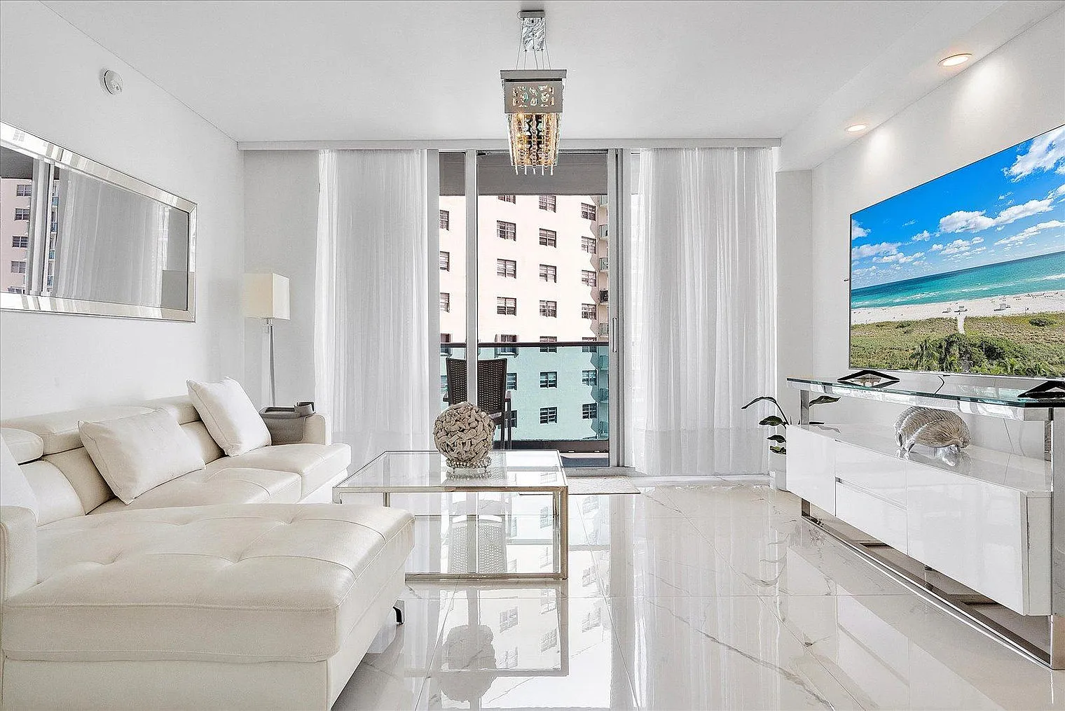 2 bed, 2.0 bath, 1097 sqft, $4,319 — Photo 2