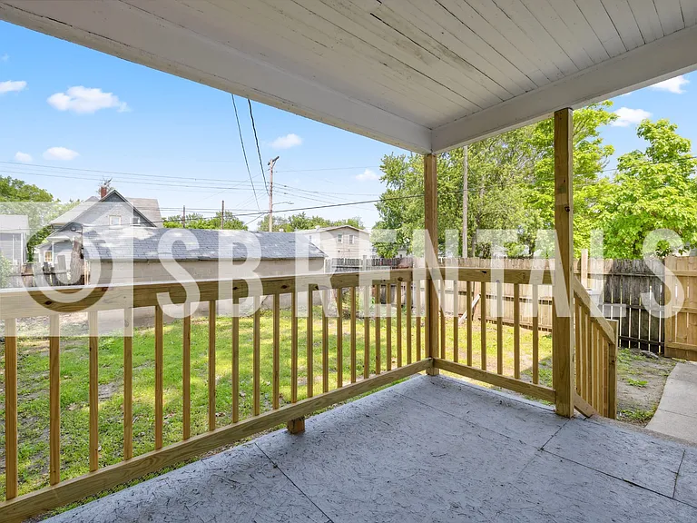 135 E Bowman St — Photo 8