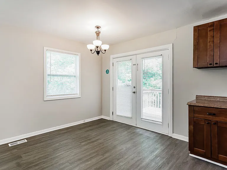 748 Barclay Ln — Photo 7