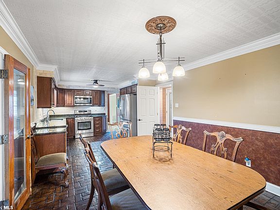 4th image of 526 Parkwood Ave