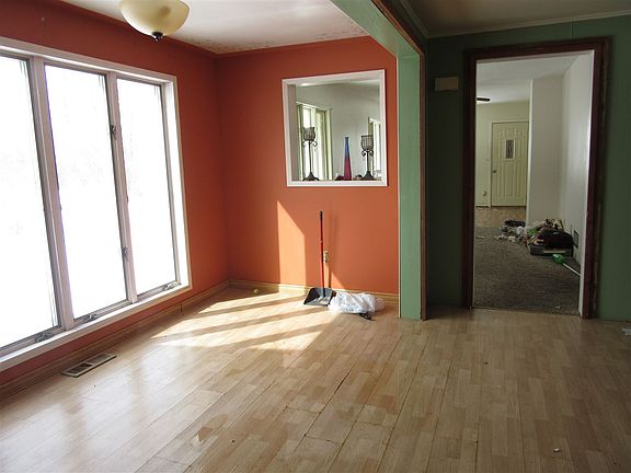 3rd image of 102 New Elm St