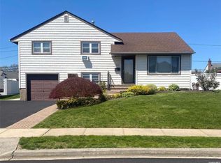 12 Pembroke Dr, Massapequa, NY 11758