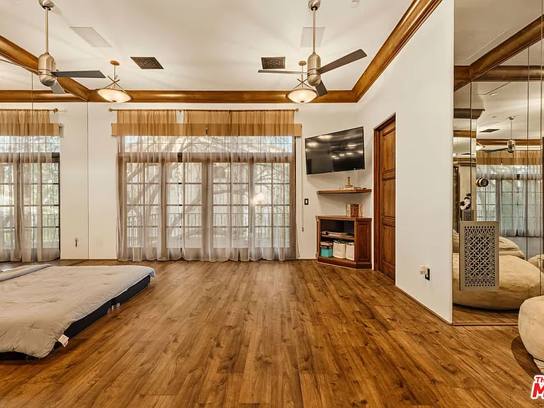 2374 Earls Ct — Photo 43