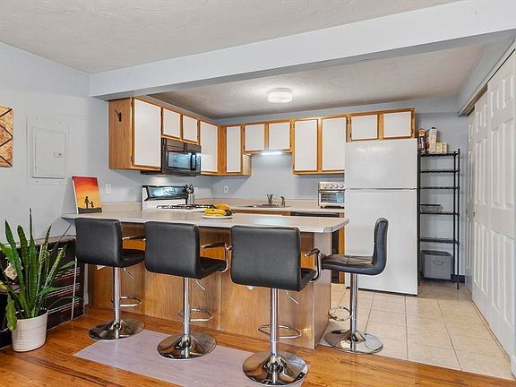 3rd image of 360 Littleton Rd Unit D8