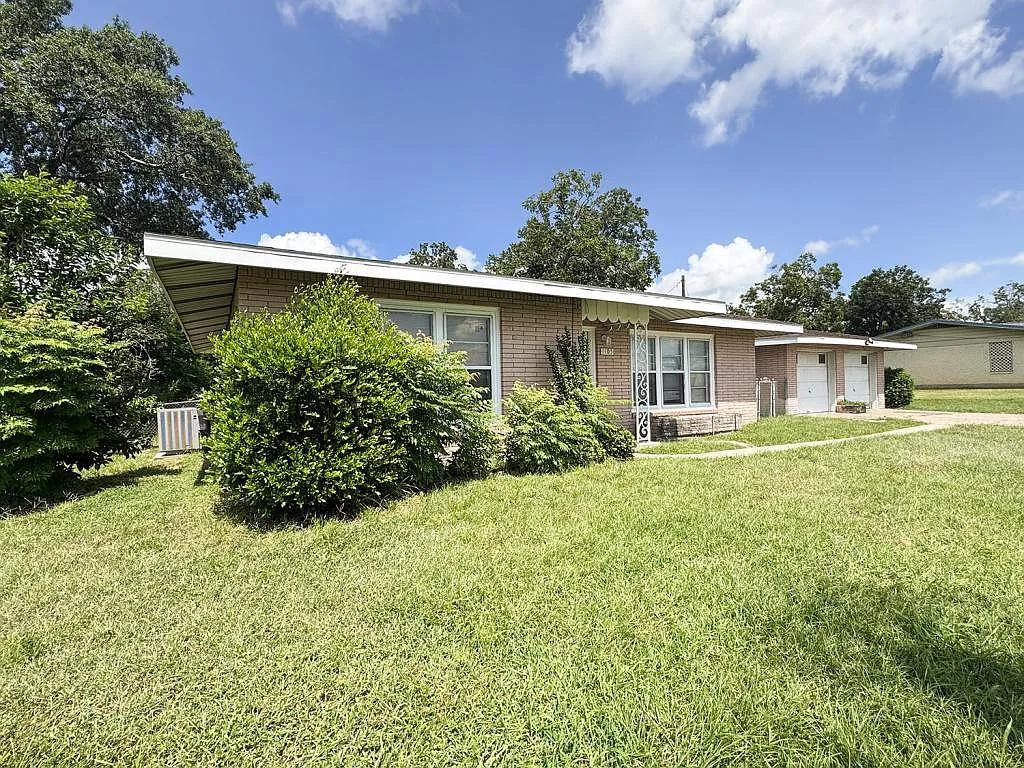 8103 N Navarro St — Photo 2