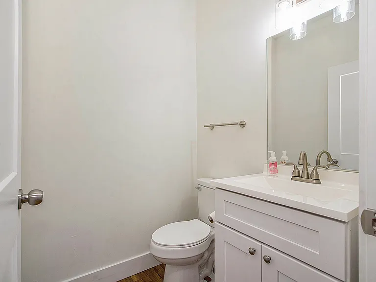 435 Hiscock St — Photo 1