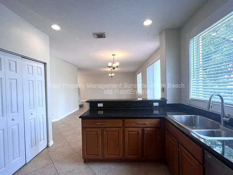 6786 Aliso Ave — Photo 11