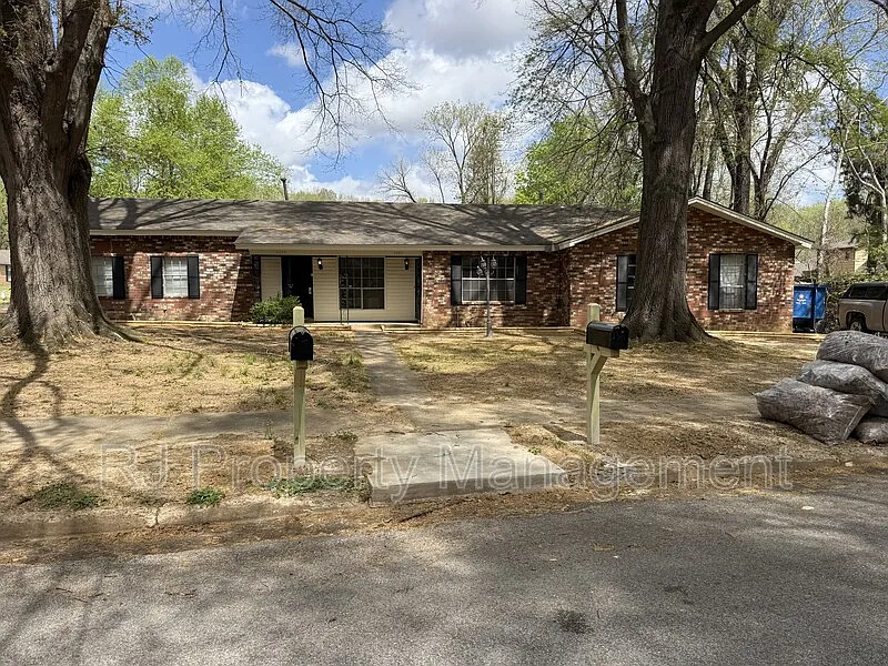 3 bed, 2.0 bath, 1347 sqft, $1,250 — Photo 2