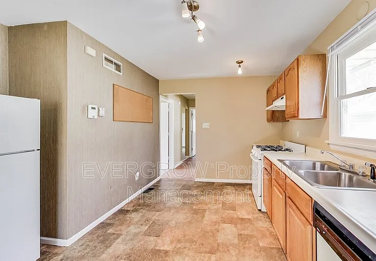 1417 N Denny St — Photo 14