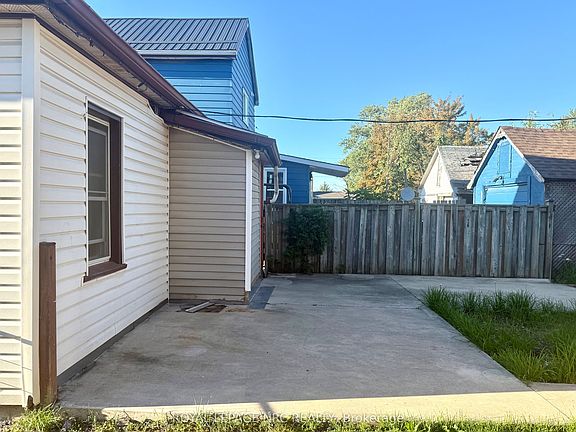 3rd image of 37 Wright St