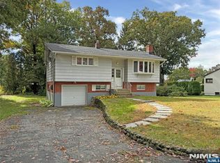 52 Grove St W, Oak Ridge, NJ 07438