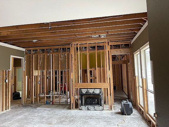 4th image of 37082 Longwood Ave