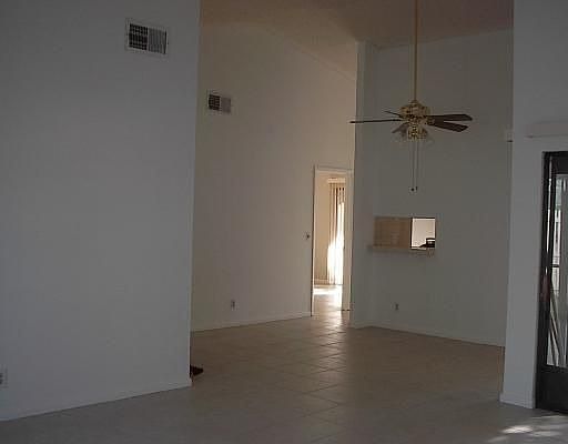 4th image of 122 Sherwood Cir APT 10D