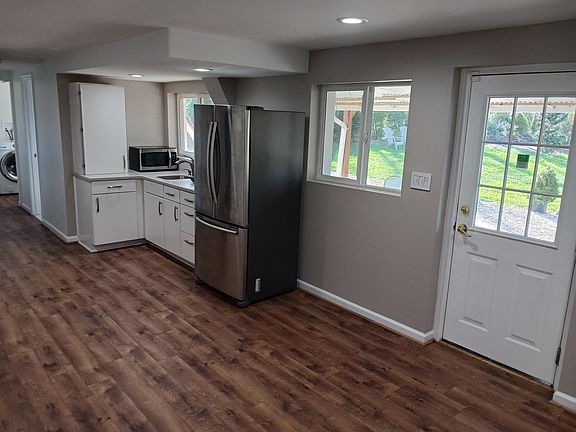 3rd image of 4404 Weyburn Dr Unit B