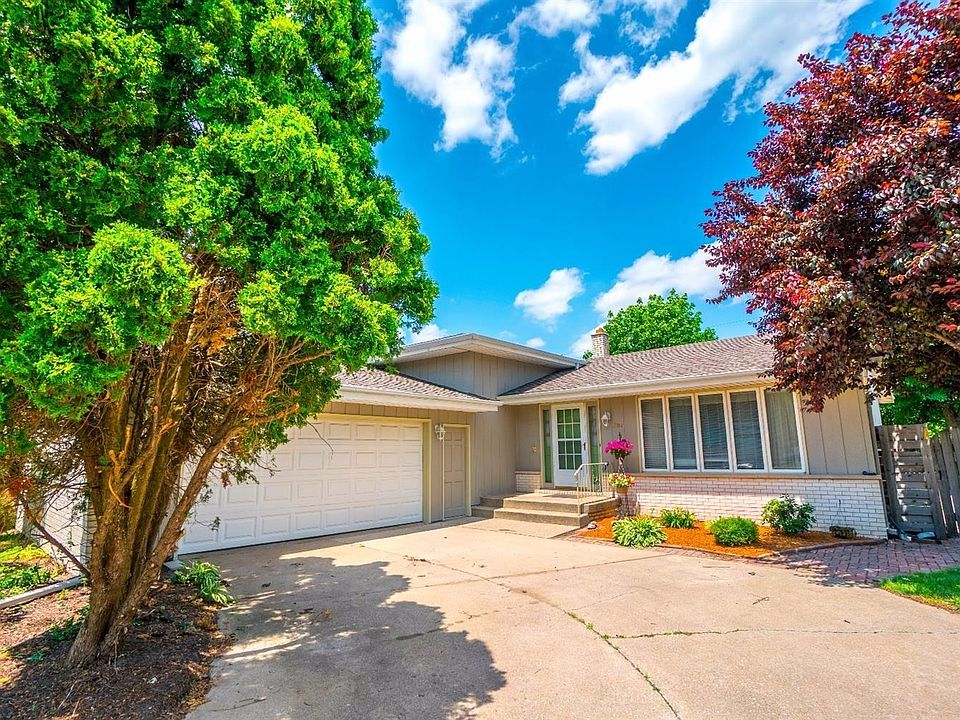 FRONT VIEW OF HOME W/SIDE LOAD GARAGE & CONCRETE DRIVEWAY!