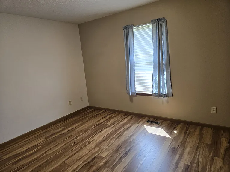 922 Vos St — Photo 9