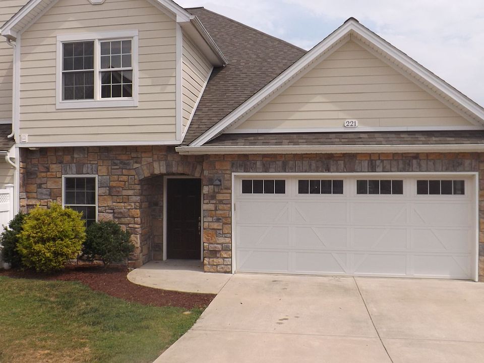 1st image of 221 Craigmore Dr