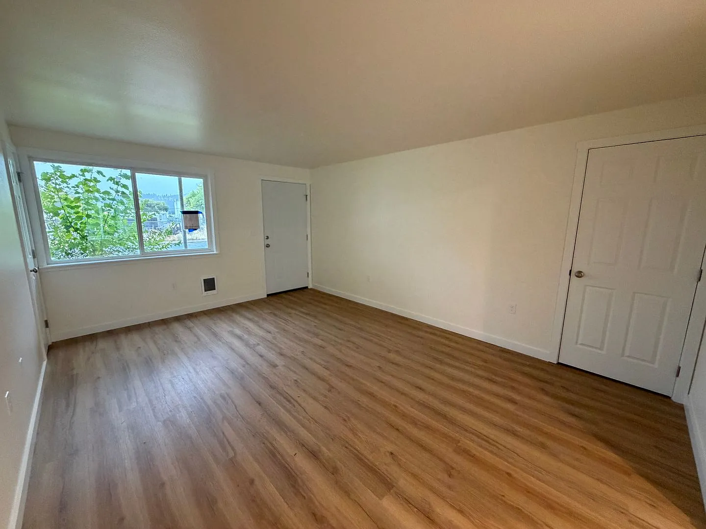 2933 E Decatur Ave — Photo 3