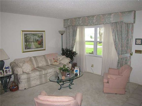 3rd image of 1649 Woodridge Dr