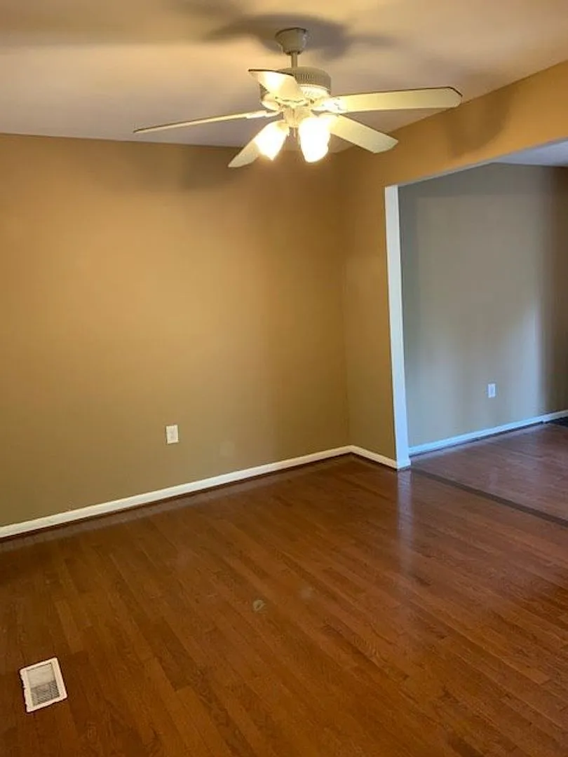 Spacious 3 BR, 2.5 BA townhouse with finished walk-out basement — Photo 4