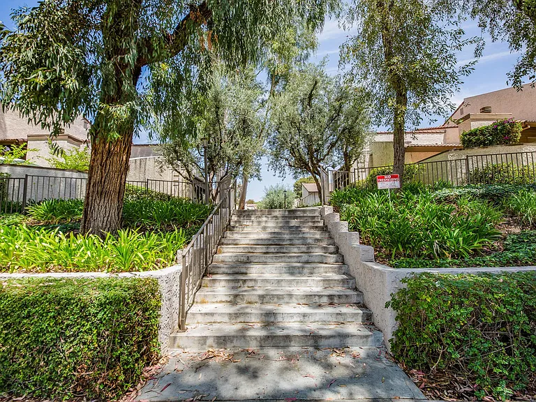 5800 Owensmouth Ave #7 — Photo 32