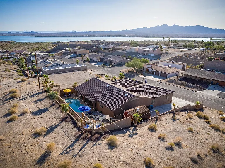 1820 Cabana Dr — Photo 3