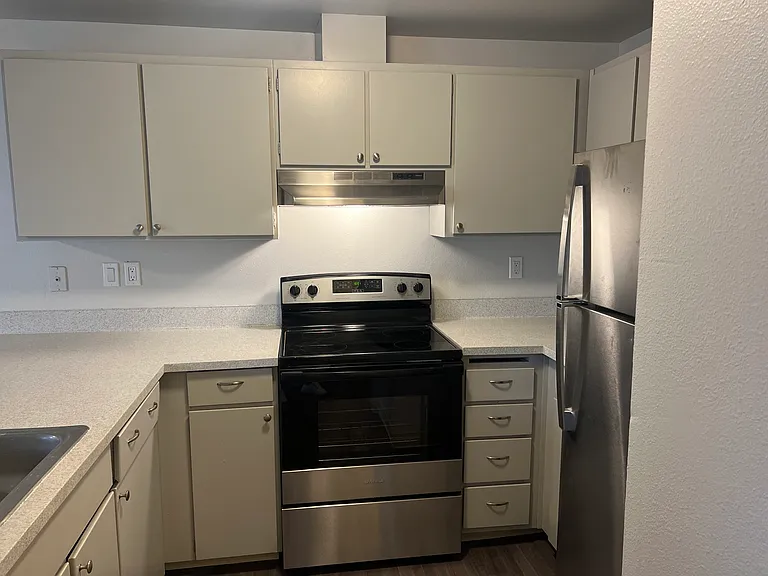D Place Apartments — Photo 3