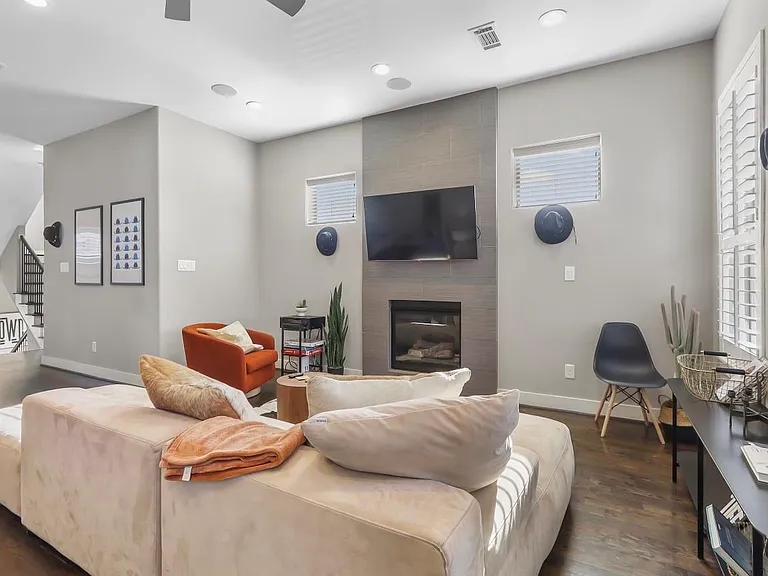 2911 Blodgett St — Photo 9
