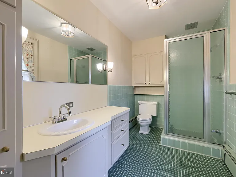 226 E Caracas Ave — Photo 40