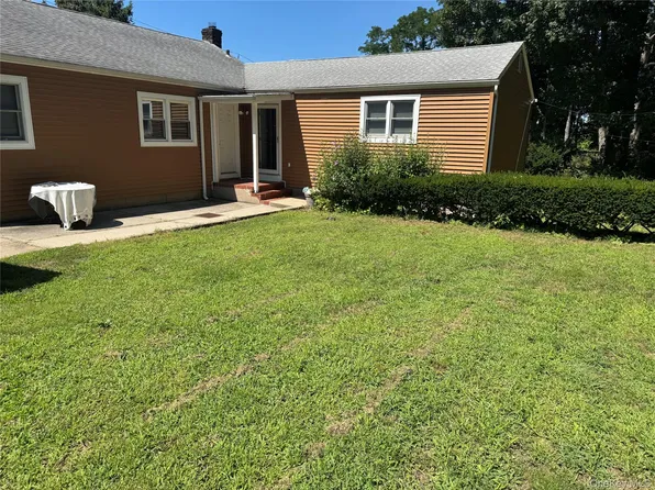 25 Robinson Ave, Glen Cove, NY 11542