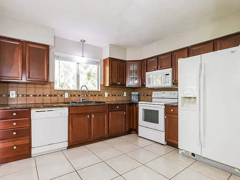 1819 E Glancy Dr — Photo 6