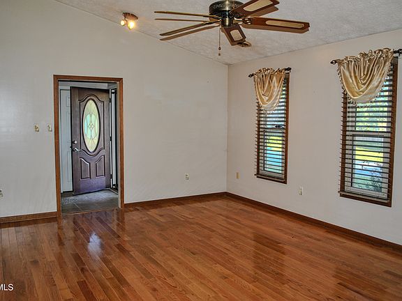 5th image of 209 Countryshire Ct