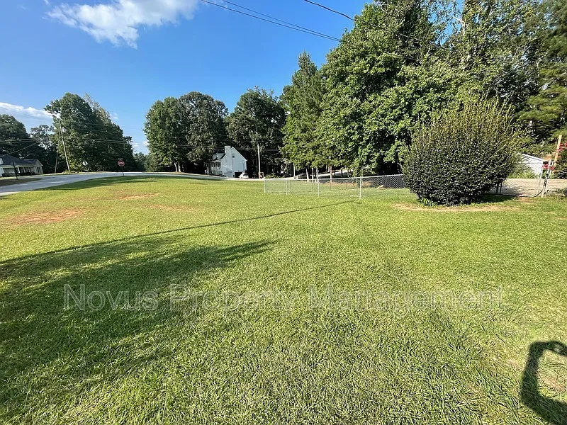 3 bed, 2.5 bath, 2088 sqft, $1,649 — Photo 3