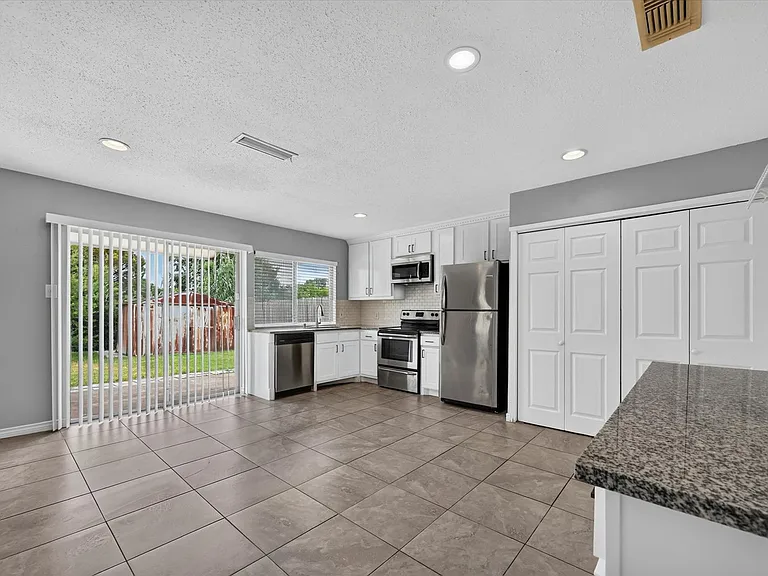 2026 Wedgewood Ln — Photo 8