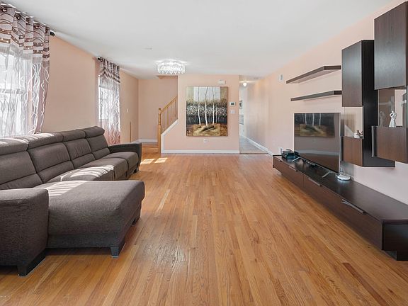 4th image of 8 Hempstead Ave