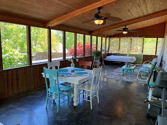Huge screened porch
