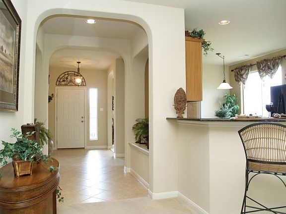 Elegant foyer with rounded corners and art niche