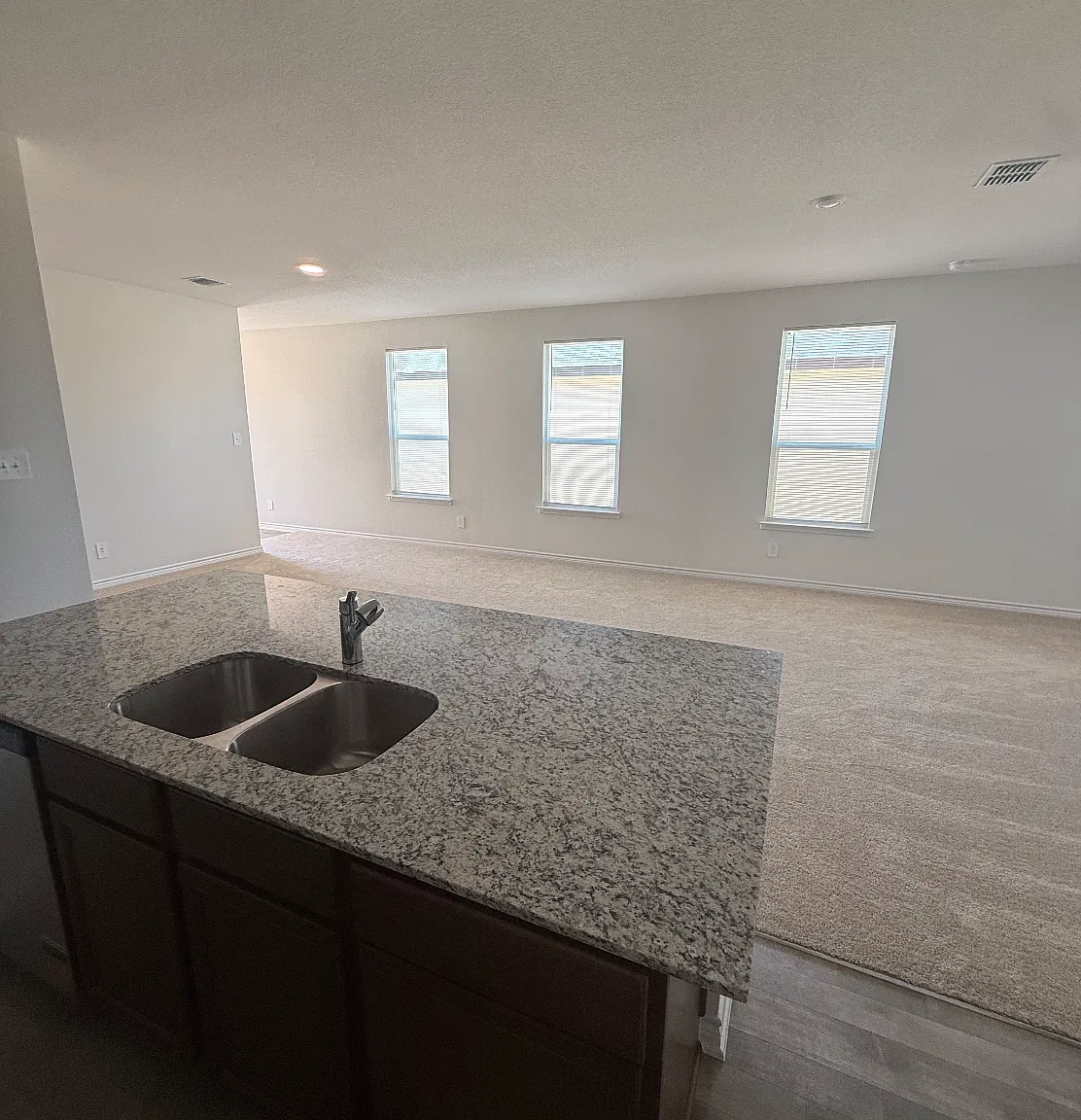 4 bed, 1605 sqft, $2,100 — Photo 4