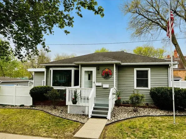 403 E 6th St, Yankton, SD 57078