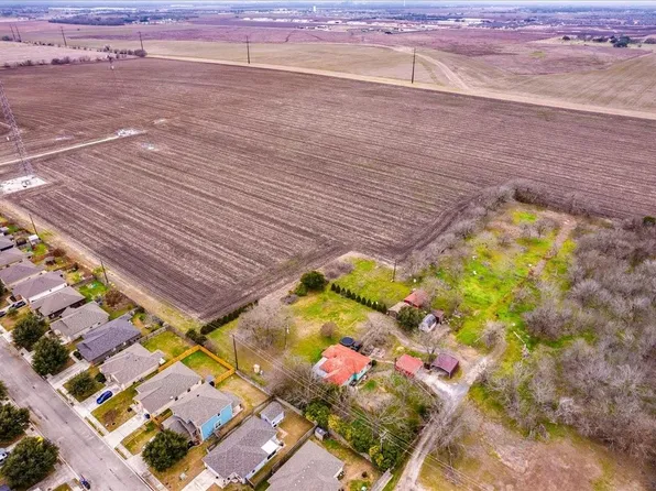 530 Continental Dr, Seguin, TX 78155