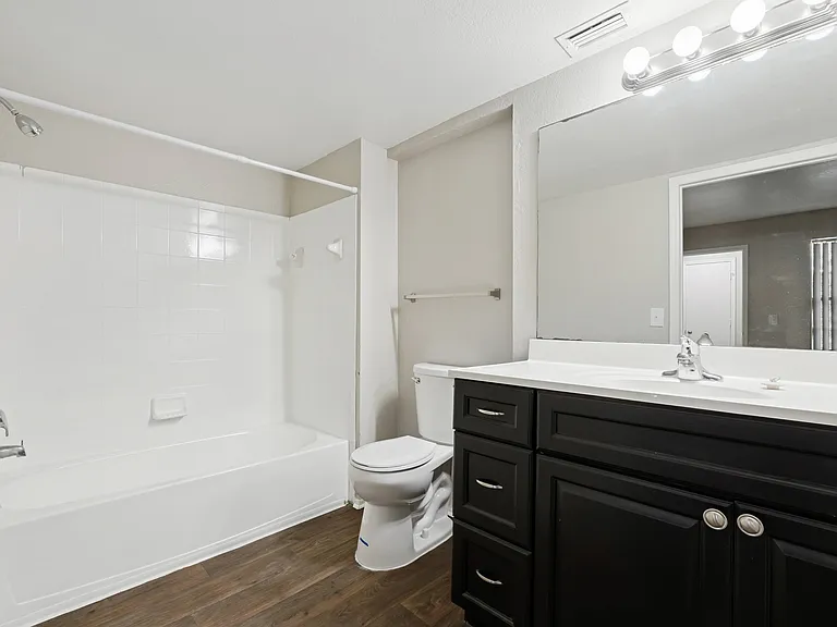 Glen Oaks Apartments — Photo 23