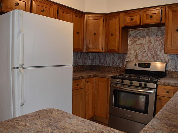 3rd image of 27 Vermont Ct