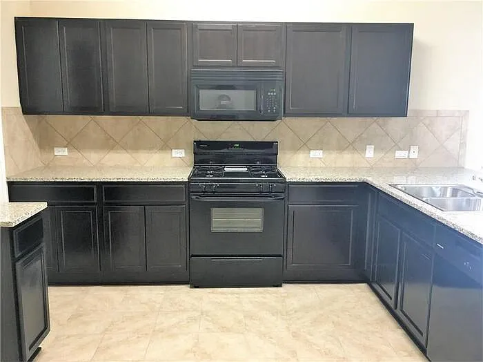4 bed, 2.0 bath, 1789 sqft, $2,045 — Photo 3