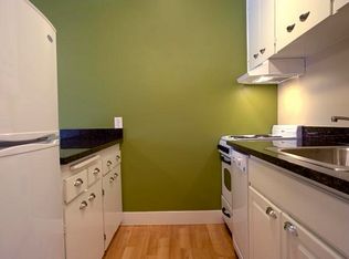 Top Floor 1bed/1bath Apartment Near Mt. Baker Light Rail!, Seattle, WA 98144