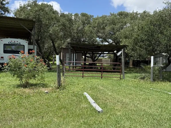 205 Oak St, Rockport, TX 78382