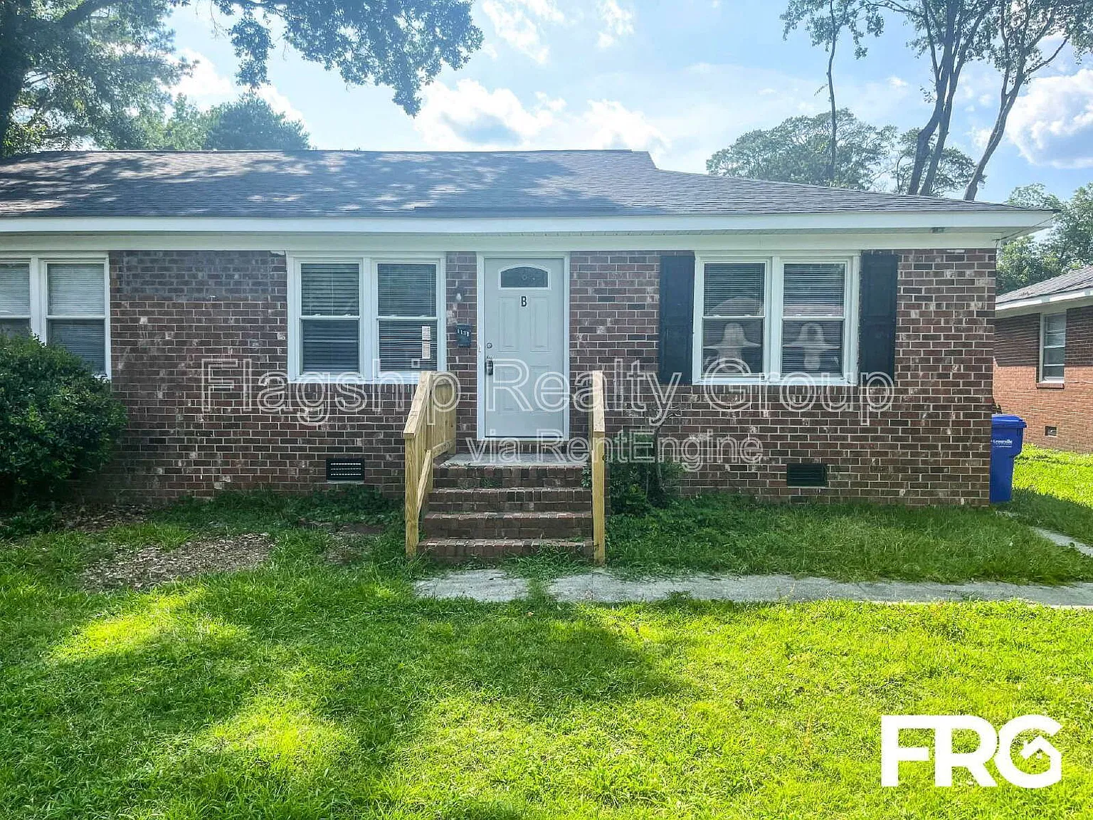 3 bed, 1.0 bath, 998 sqft, $1,295 — Photo 3