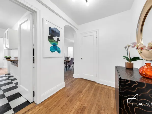 424 East 52nd Street 5E image 2 of 10