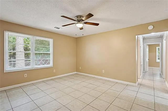 3 bed, 1.5 bath, 1300 sqft, $1,500 — Photo 4